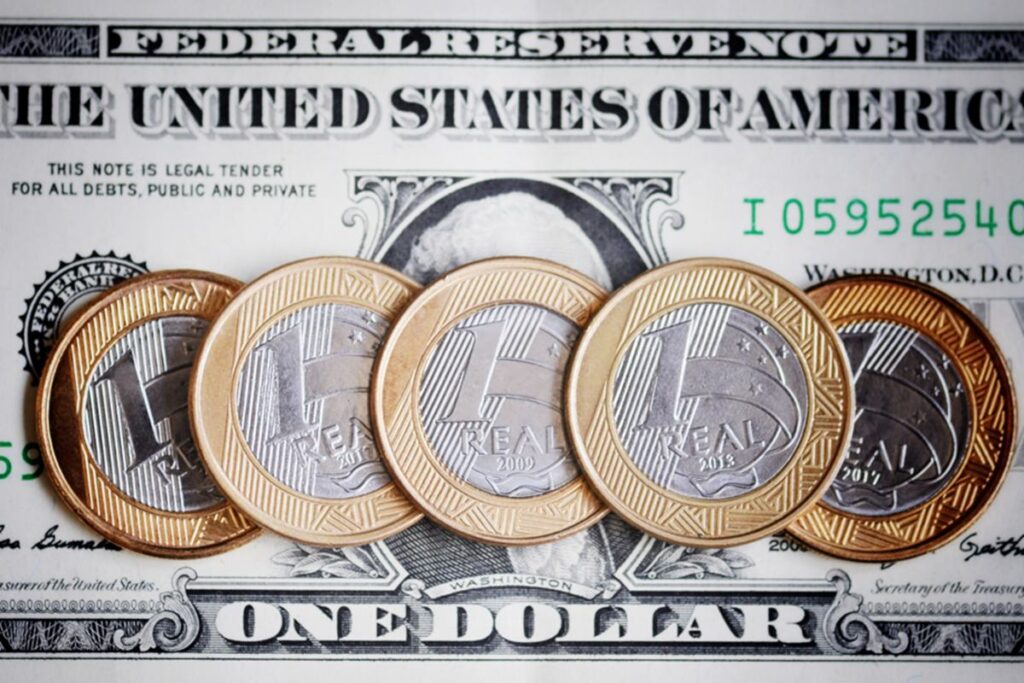 dolar-segue-a-r$-4,89,-menor-valor-desde-janeiro-de-2024.-bolsa-cai