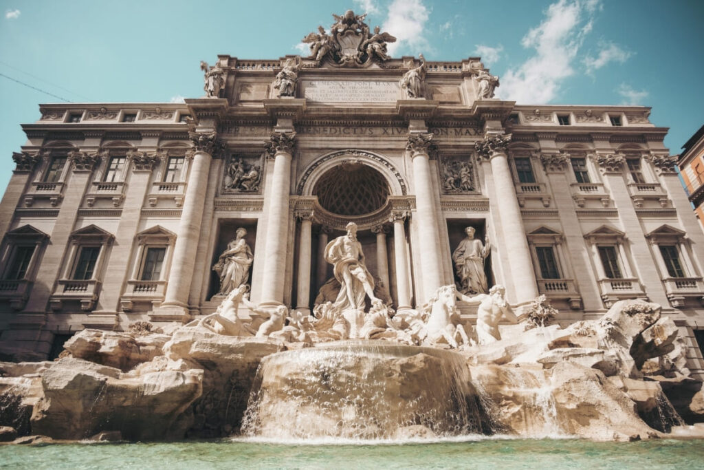 turista-e-multado-em-r$-2,8-mil-apos-mergulhar-na-fontana-di-trevi