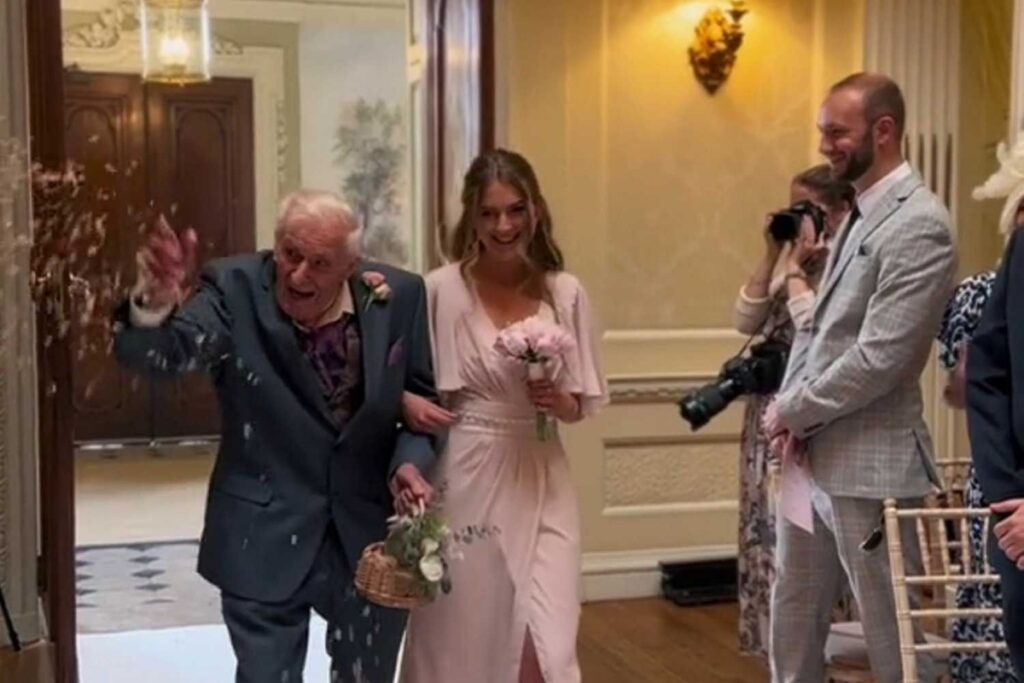 avo-de-95-anos-emociona-ao-ser-“florista”-em-casamento-da-neta
