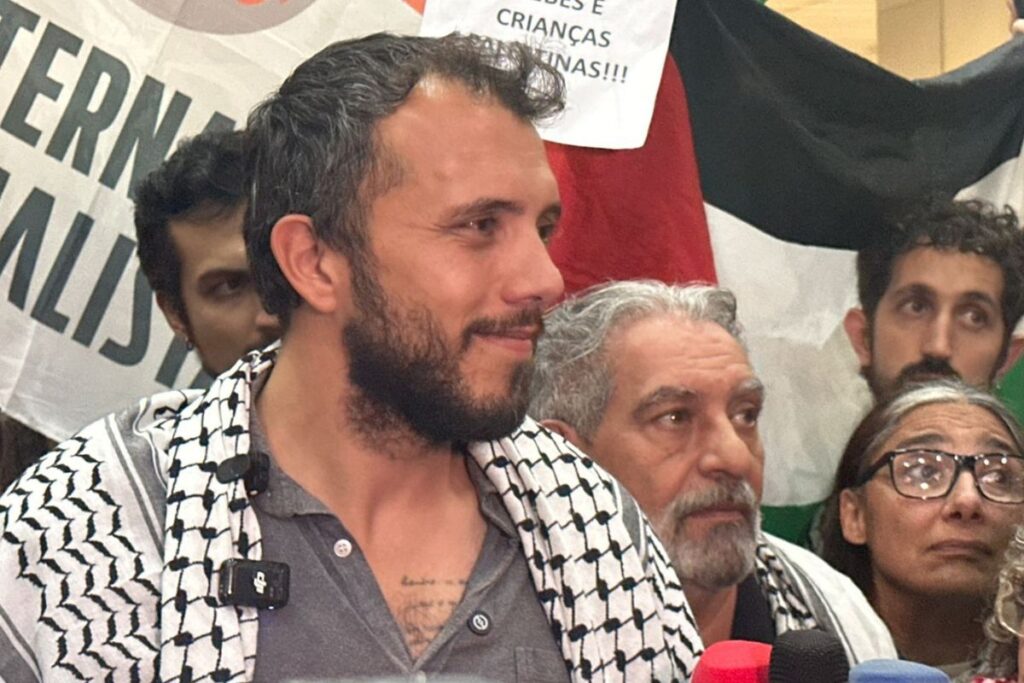 “vendado-e-algemado”:-ativista-brasileiro-relata-prisao-em-israel