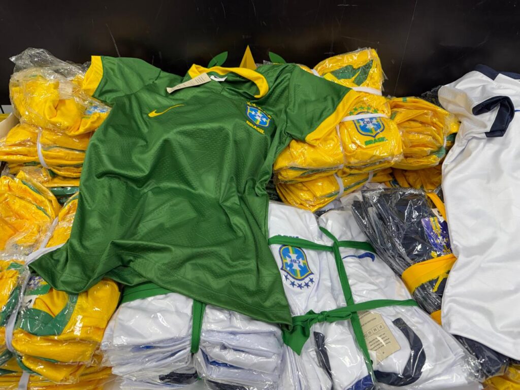 receita-e-policia-civil-barram-carga-de-camisas-de-futebol-piratas-no-galeao