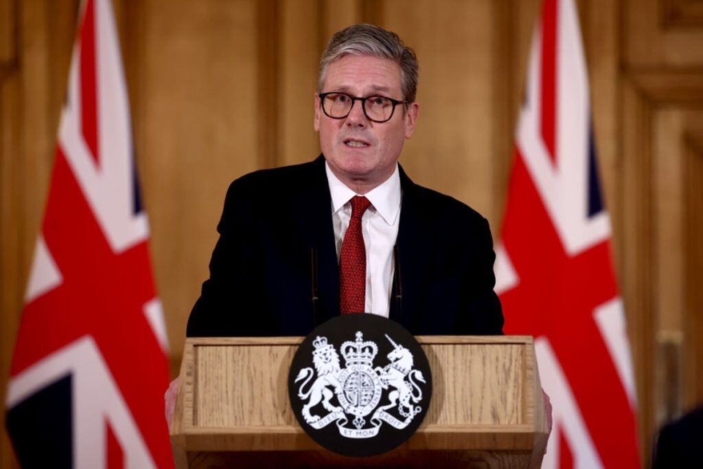 reino-unido:-starmer-diz-que-nao-renunciara-sem-disputa-por-lideranca