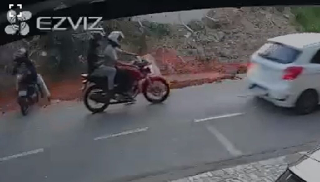 jovem-sem-habilitacao-e-bebado-cai-de-moto-em-cratera-em-uba-(mg).-veja-video