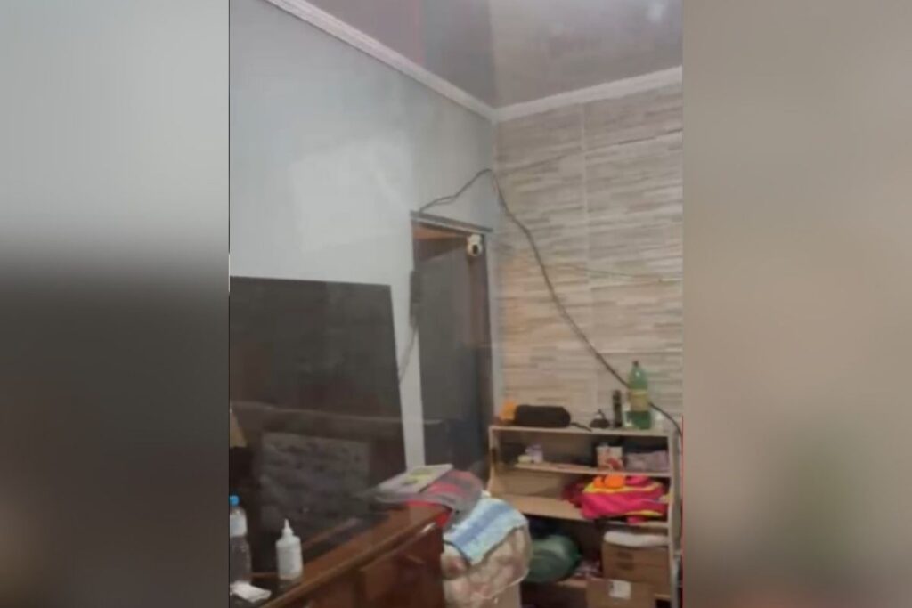 veja-casa-onde-menino-achado-morto-era-mantido-acorrentado