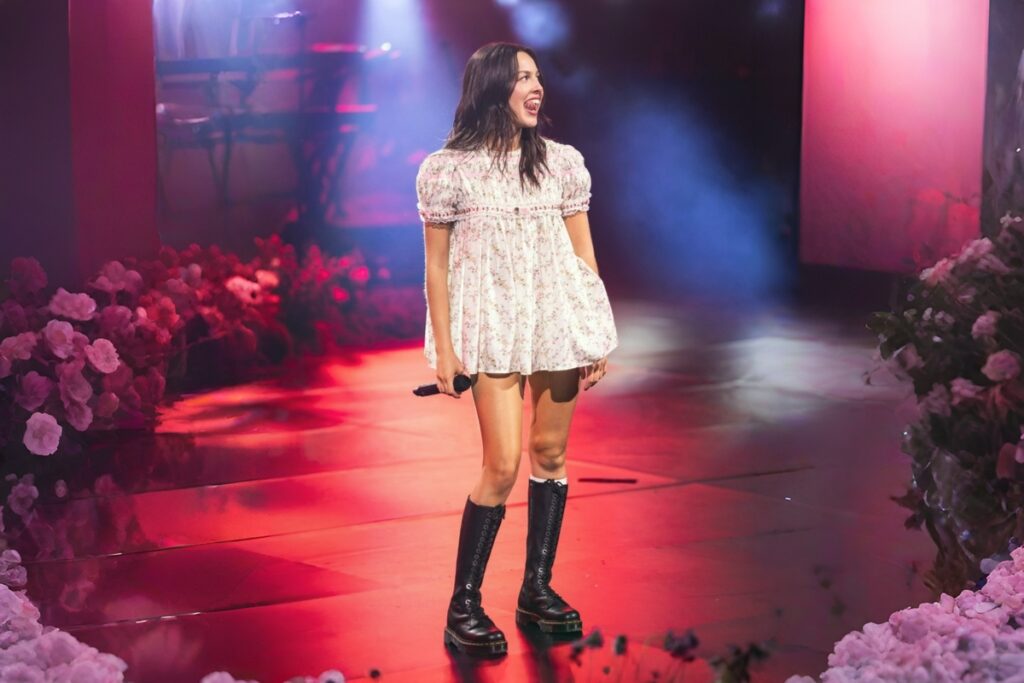 olivia-rodrigo-e-alvo-de-criticas-seletivas-por-uso-de-babydoll