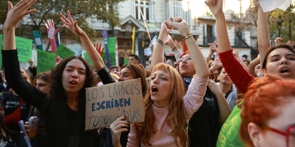 Marcha Universitária protesta contra cortes de Milei marcha-universitaria-protesta-contra-cortes-de-milei