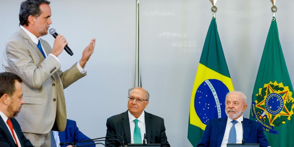 Lula assina MP e zera “taxa das blusinhas” lula-assina-mp-e-zera-“taxa-das-blusinhas”