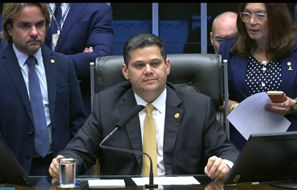 alcolumbre-evita-aplaudir-messias-em-posse-no-tse