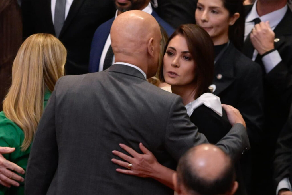 em-posse-de-nunes-marques,-moraes-cumprimenta-michelle-bolsonaro