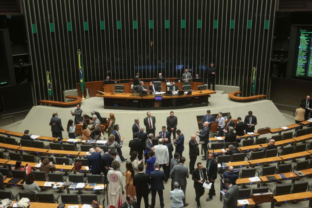camara-aprova-restricoes-e-tornozeleira-para-condenados-por-pedofilia