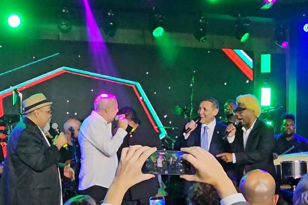 jantar-para-nunes-marques-tem-presenca-de-jorge-aragao,-gusttavo-lima-e-flavio-bolsonaro