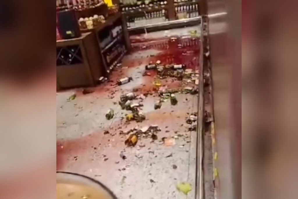 em-surto,-mulher-quebra-50-garrafas-em-adega-de-supermercado-em-mg.-veja-video