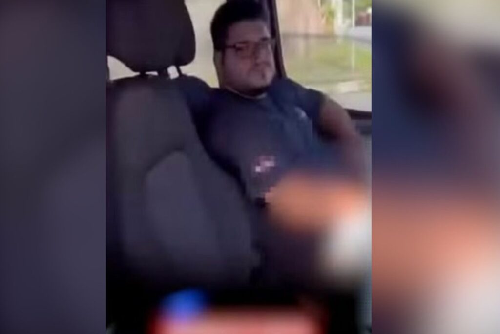 homem-e-filmado-se-masturbando-em-carro-enquanto-assiste-mulher-caminhar