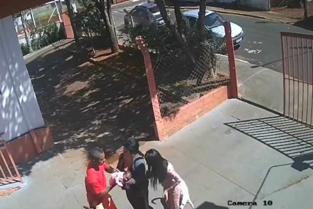 bombeiro-salva-bebe-de-17-dias-que-chegou-engasgado-em-quartel-de-mg.-veja-video