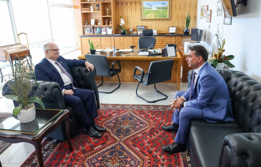 flavio-bolsonaro-se-encontra-com-fachin:-“excelente-impressao-dele”
