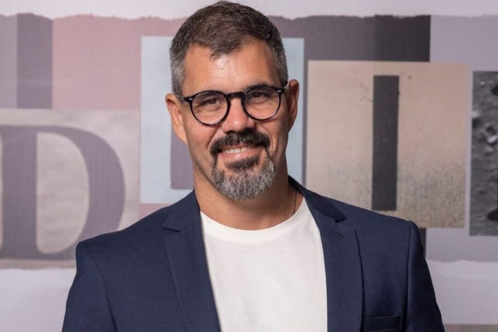 juliano-cazarre-cita-fake-news-em-entrevista-e-e-confrontado.-assista