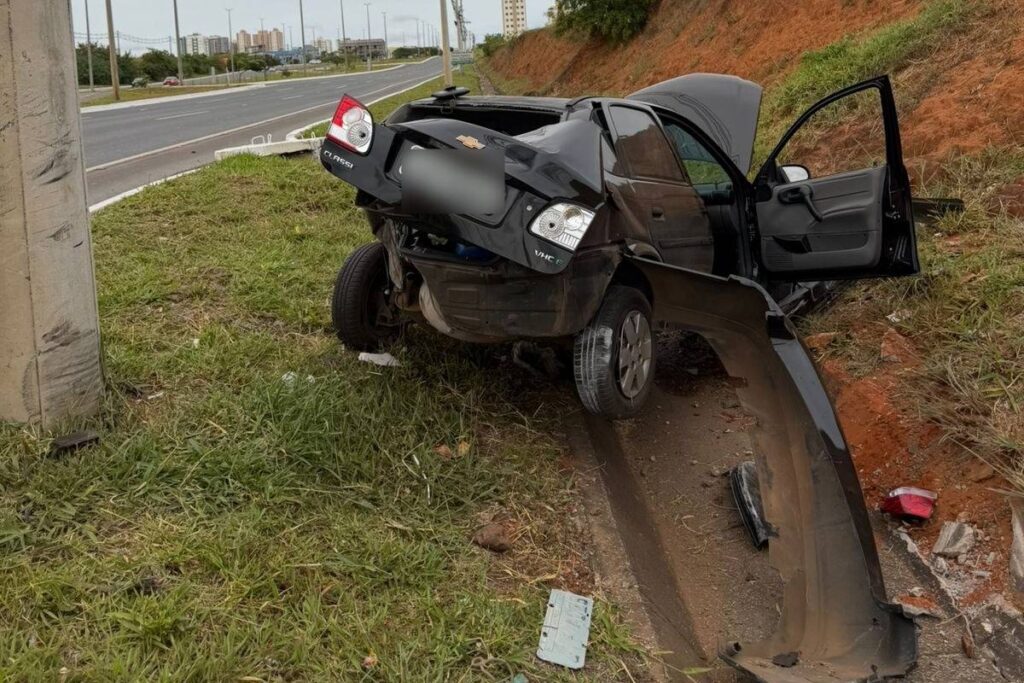 carro-fica-destruido-ao-cair-em-vala-e-motorista-e-levado-ao-hospital