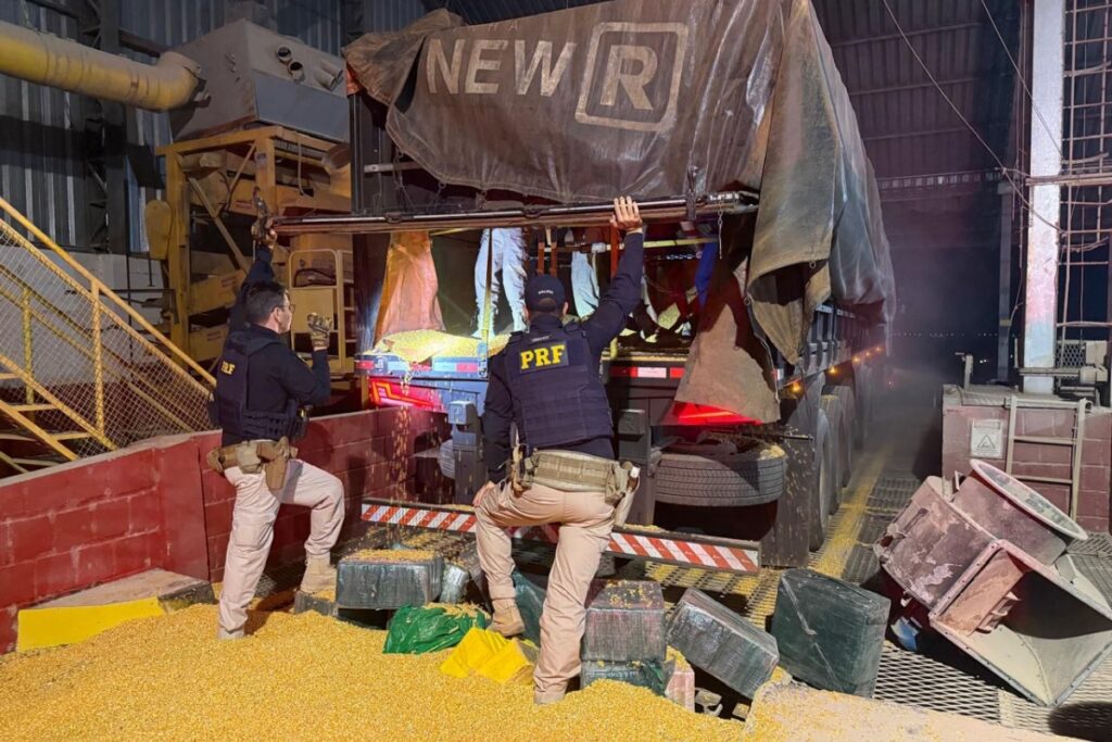 prf-apreende-450-tabletes-de-cocaina-escondidos-em-carga-de-milho.-veja-video