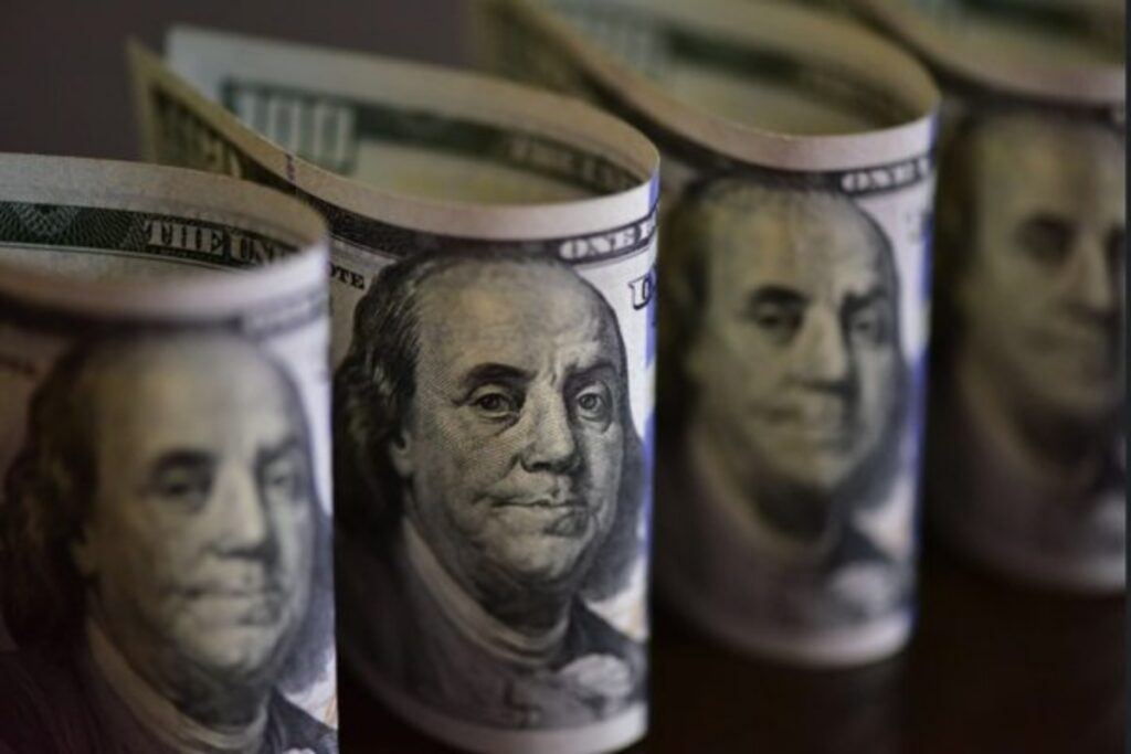 dolar-ultrapassa-r$-5-apos-conversa-de-flavio-bolsonaro-com-vorcaro