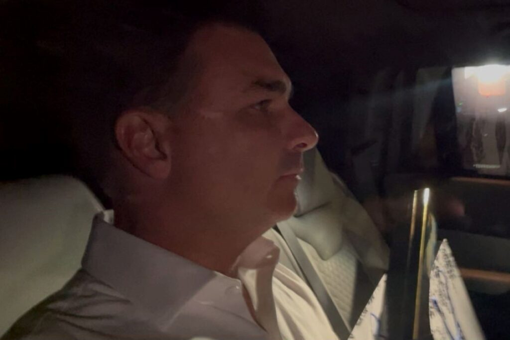 flavio-bolsonaro-deixa-reuniao-apos-vazamento-de-conversas-com-vorcaro.-veja-video