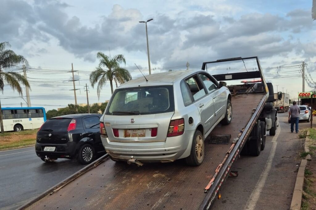 carro-com-r$-15-mil-em-multas-e-sem-licenciamento-e-guinchado-no-df