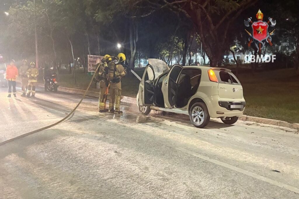 carro-pega-fogo-durante-a-noite-no-eixao-sul