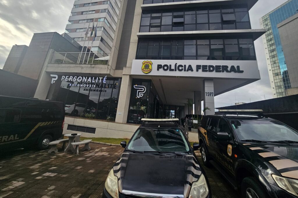 pf-apreende-arma,-r$-40-mil-em-especie-e-cripto-em-operacao-contra-pai-de-vorcaro