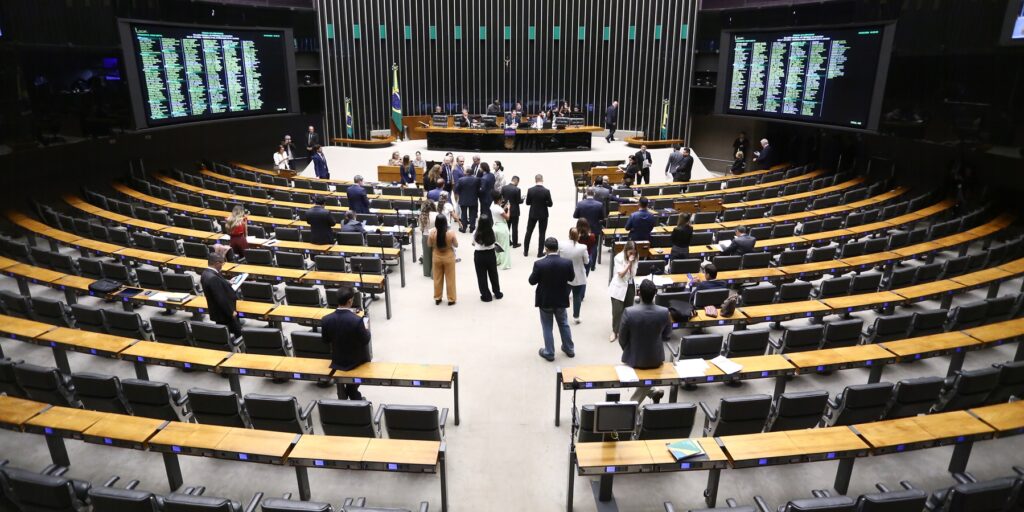 camara-aprova-projeto-que-regulamenta-a-aposentadoria-compulsoria