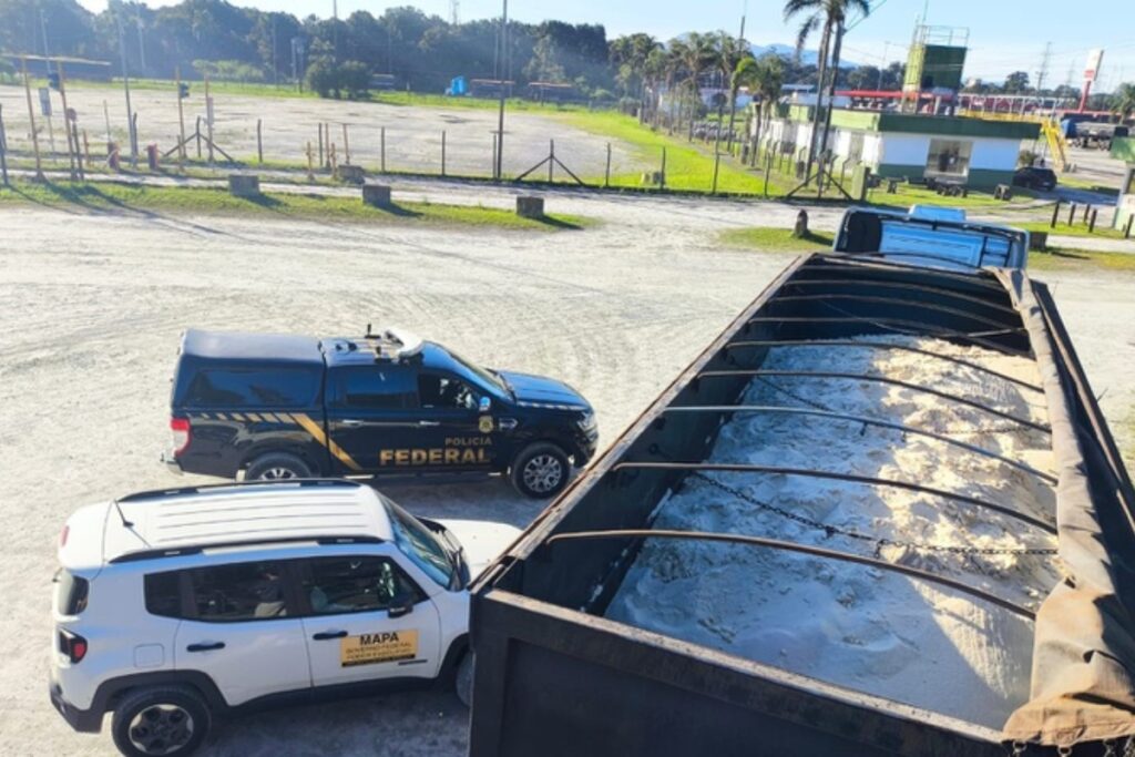 pr:-48-toneladas-de-acucar-sao-apreendidas-por-suspeita-de-terem-areia
