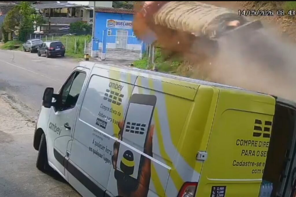 cena-chocante:-caminhao-desgovernado-mata-tres-no-rj.-video