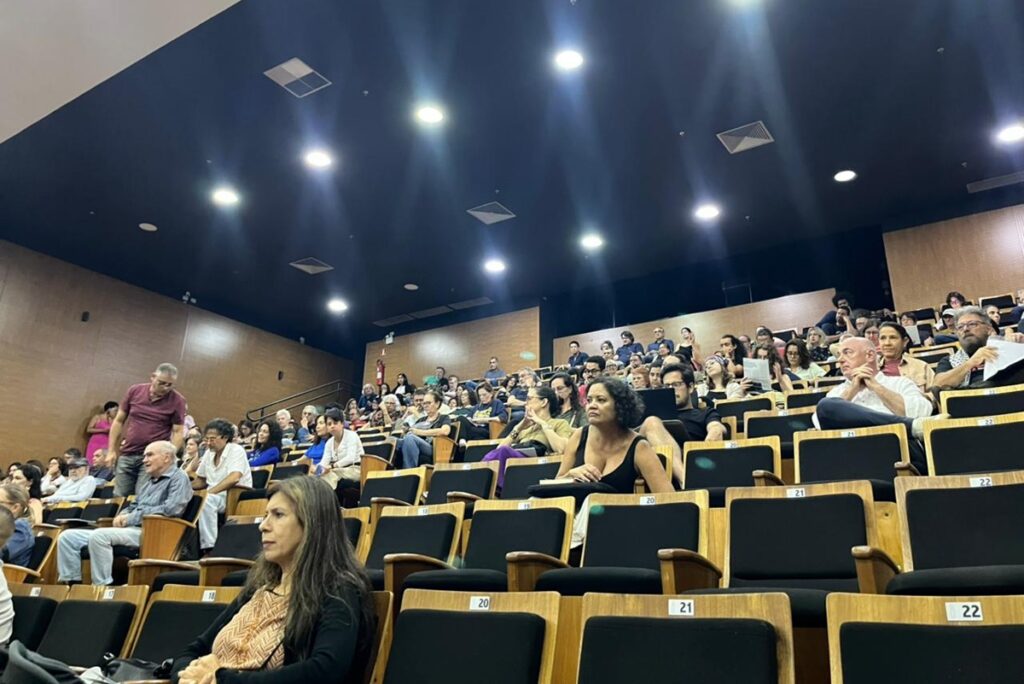 em-assembleia,-professores-da-unb-aprovam-indicativo-de-greve