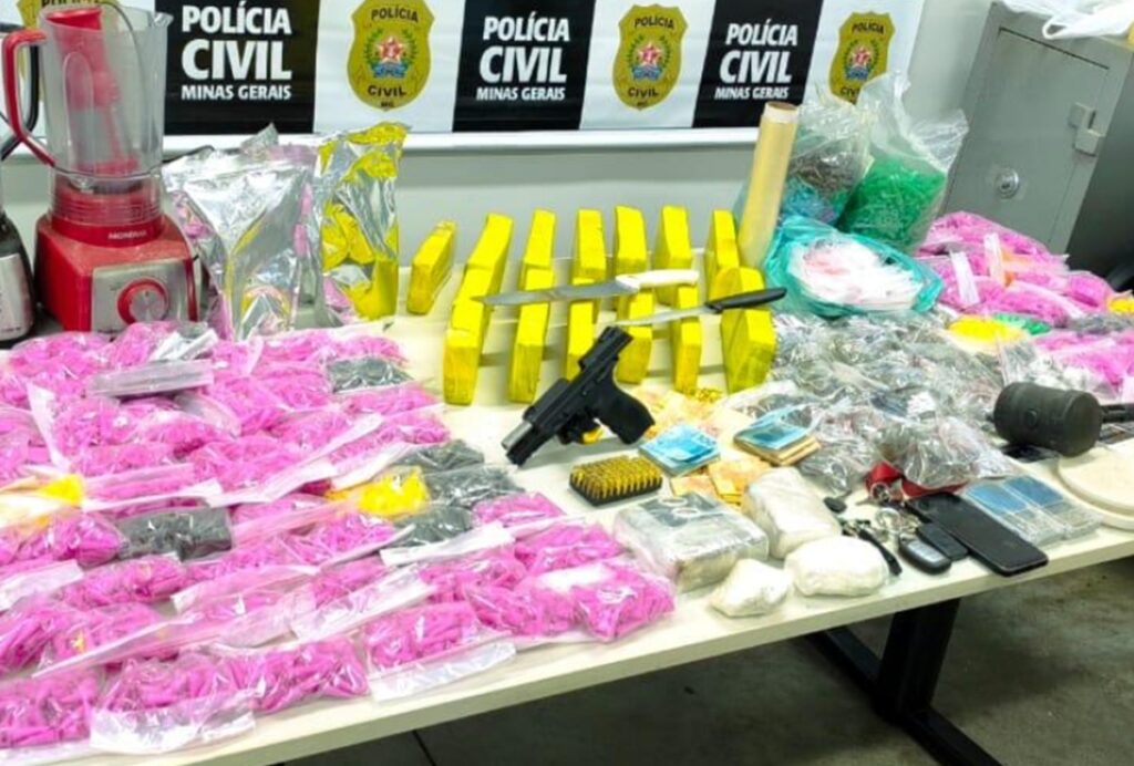 policia-prende-2-traficantes-e-fecha-laboratorio-de-refino-de-cocaina-em-mg.-video