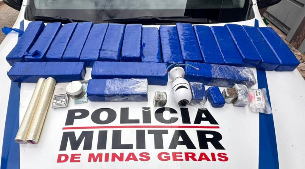 traficante-foge-de-moto,-bate-em-carro-e-e-preso-com-19-barras-de-maconha