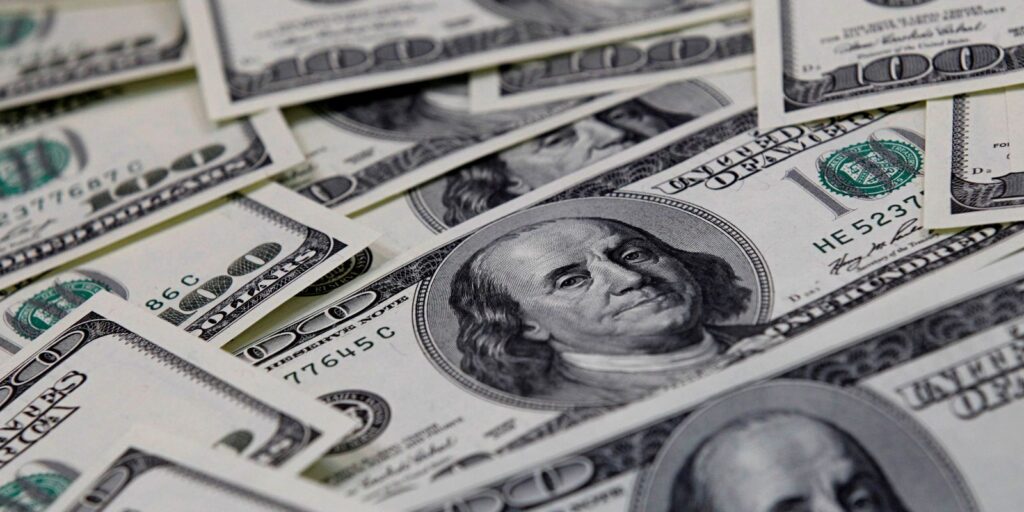 dolar-cai-para-r$-4,98,-e-bolsa-sobe-em-dia-de-alivio