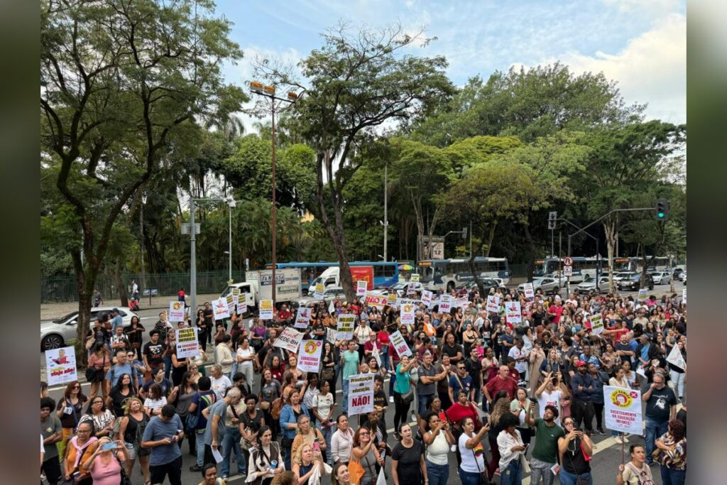 sem-acordo,-professores-municipais-decidem-permanecer-em-greve-em-bh.-video