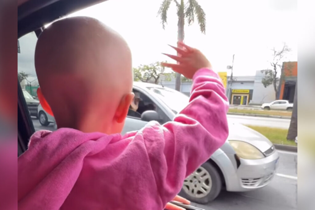 menina-de-4-anos-emociona-motoristas-em-bh-apos-ultima-quimioterapia