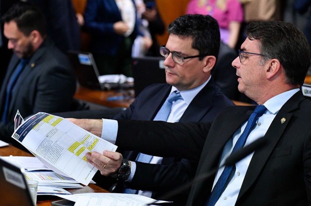 pai-manda-aguentar,-mas-cotacao-de-flavio-bolsonaro-despenca