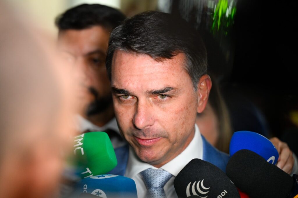flavio-tenta-falar-com-zema,-mas-ve-alianca-“inviavel”-no-momento