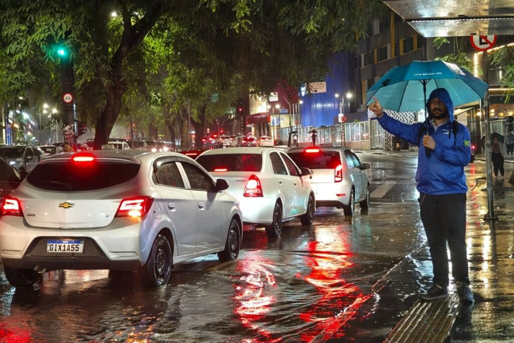 em-sexta-feira-chuvosa-e-fria,-sp-bate-o-recorde-de-transito-do-ano