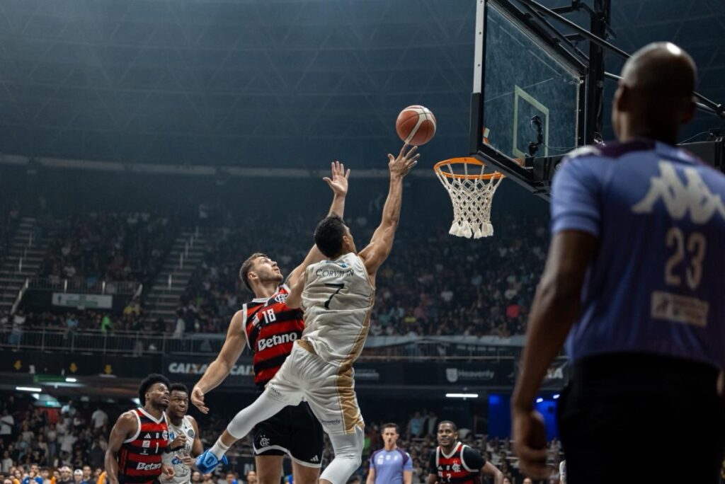nbb:-brasilia-basquete-vence-flamengo-e-volta-a-semifinal-apos-10-anos