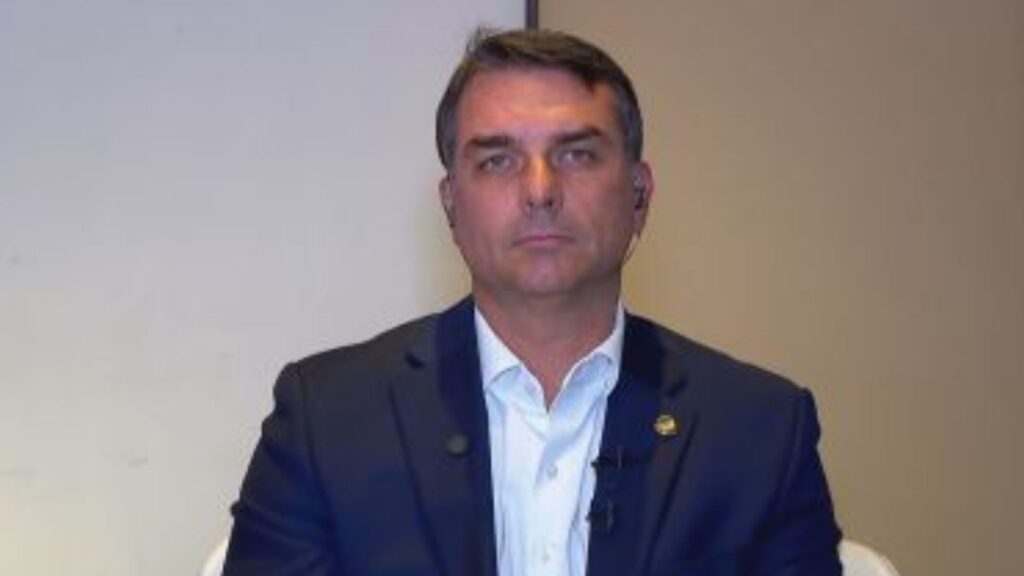 flavio-bolsonaro-finge-tranquilidade-mas-admite-que-videos-podem-vazar