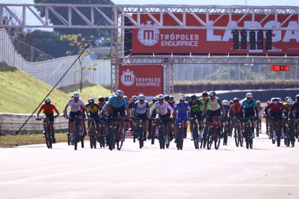 como-foi-a-largada-do-mountain-bike-no-metropoles-endurance-ciclismo.-veja-video