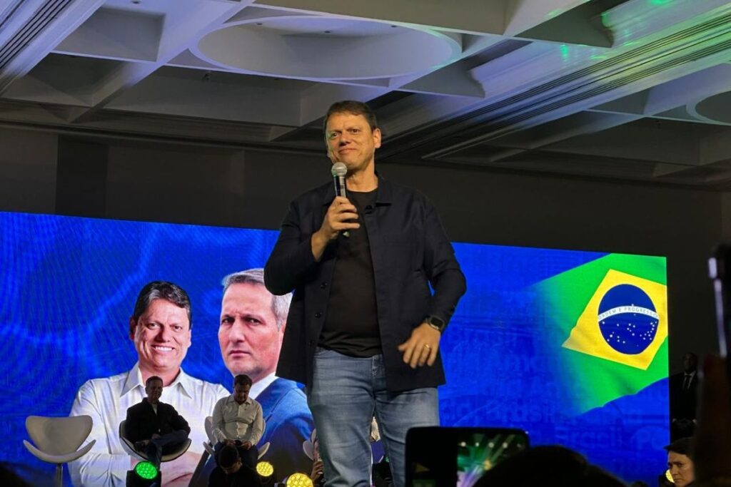 tarcisio-alega-gripe-e-falta-a-evento-com-flavio-bolsonaro-em-sp