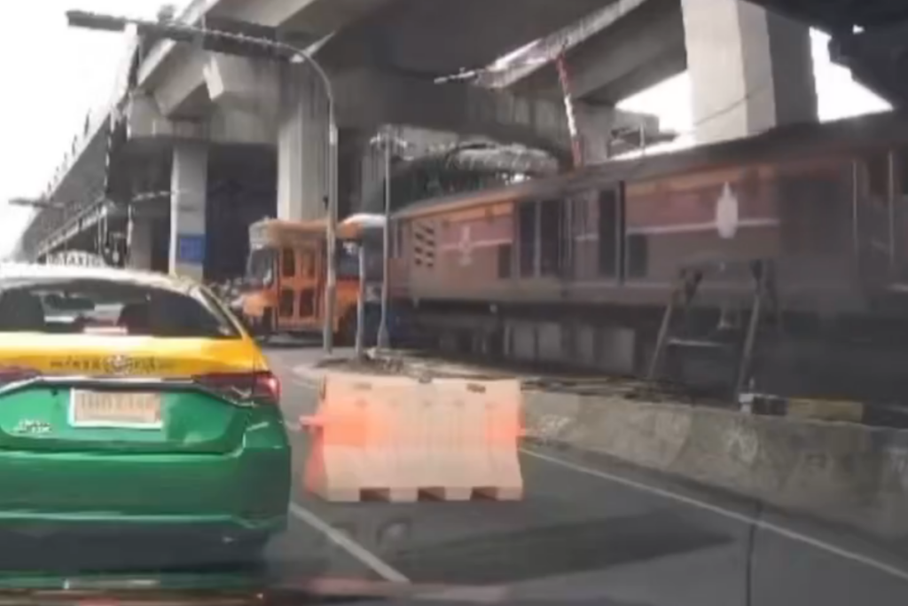 video:-acidente-entre-trem-e-onibus-deixa-8-mortos-na-tailandia