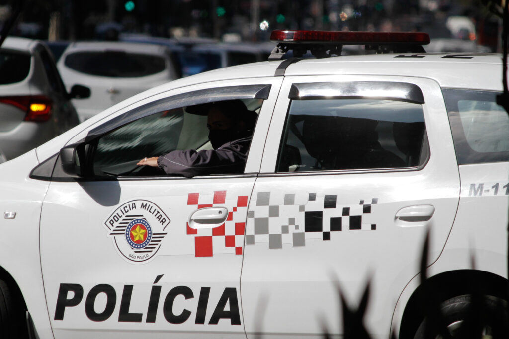 trio-tenta-fugir-pelo-telhado-apos-assalto-a-residencia-em-santos