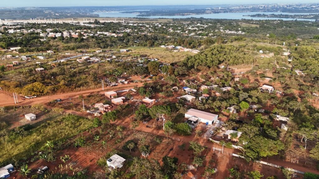 com-vista-para-o-lago,-grileiros-formam-“balneario-da-invasao”-em-brasilia.-veja-video