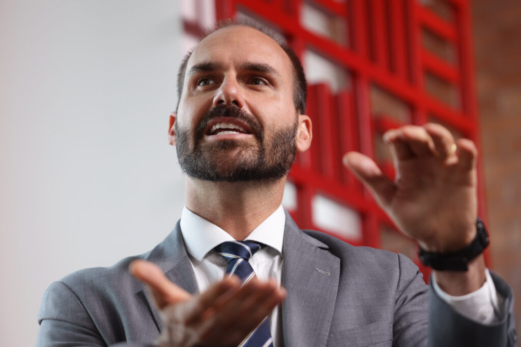 eduardo-bolsonaro-nega-compensacao-a-vorcaro-e-diz-que-se-sustenta-com-“renda-passiva”