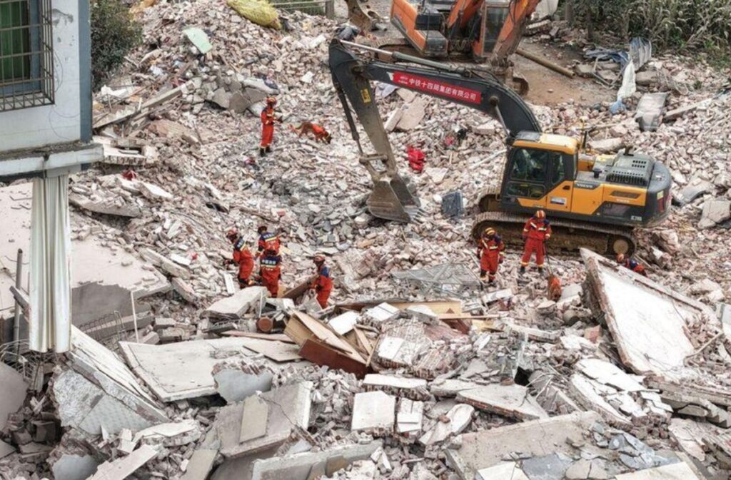 china:-terremoto-de-magnitude-5,2-deixa-mortos-e-rastro-de-destruicao
