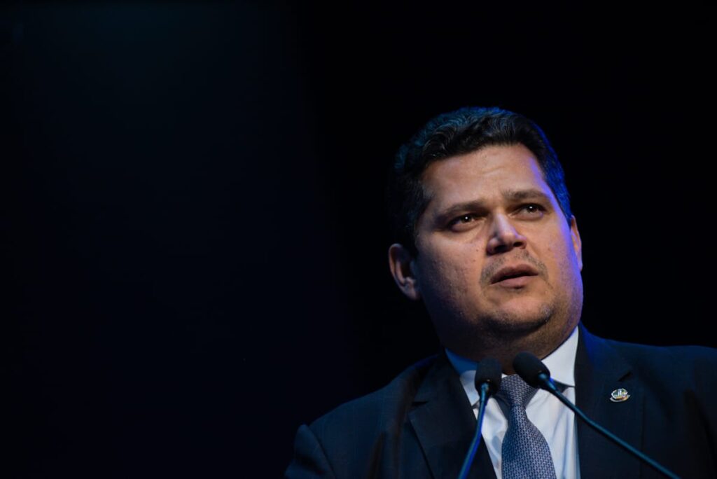 o-senador-que-nao-fala-com-alcolumbre-desde-a-derrota-de-messias