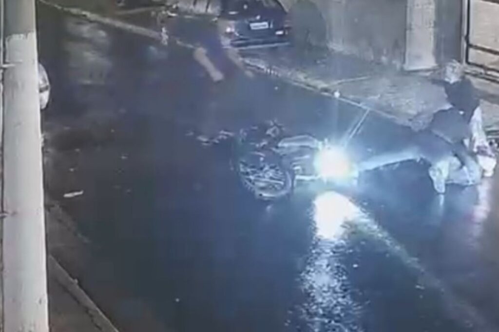 pm-e-vitima-de-roubo,-irmao-reage-e-e-baleado-e-morto-por-dupla-em-sp.-veja-video